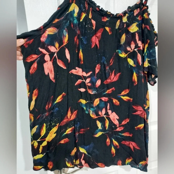 Torrid Floral Black Rayon Crepe Smocked Cold Shoulder Top in Size 3 / 22-24 - Picture 10 of 14